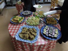 志願者の手料理で　母の日を祝う