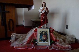 聖堂にて、お祈りをしています
