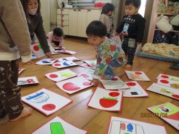 お正月遊びをしたよ！　　うさぎ組（1歳児）